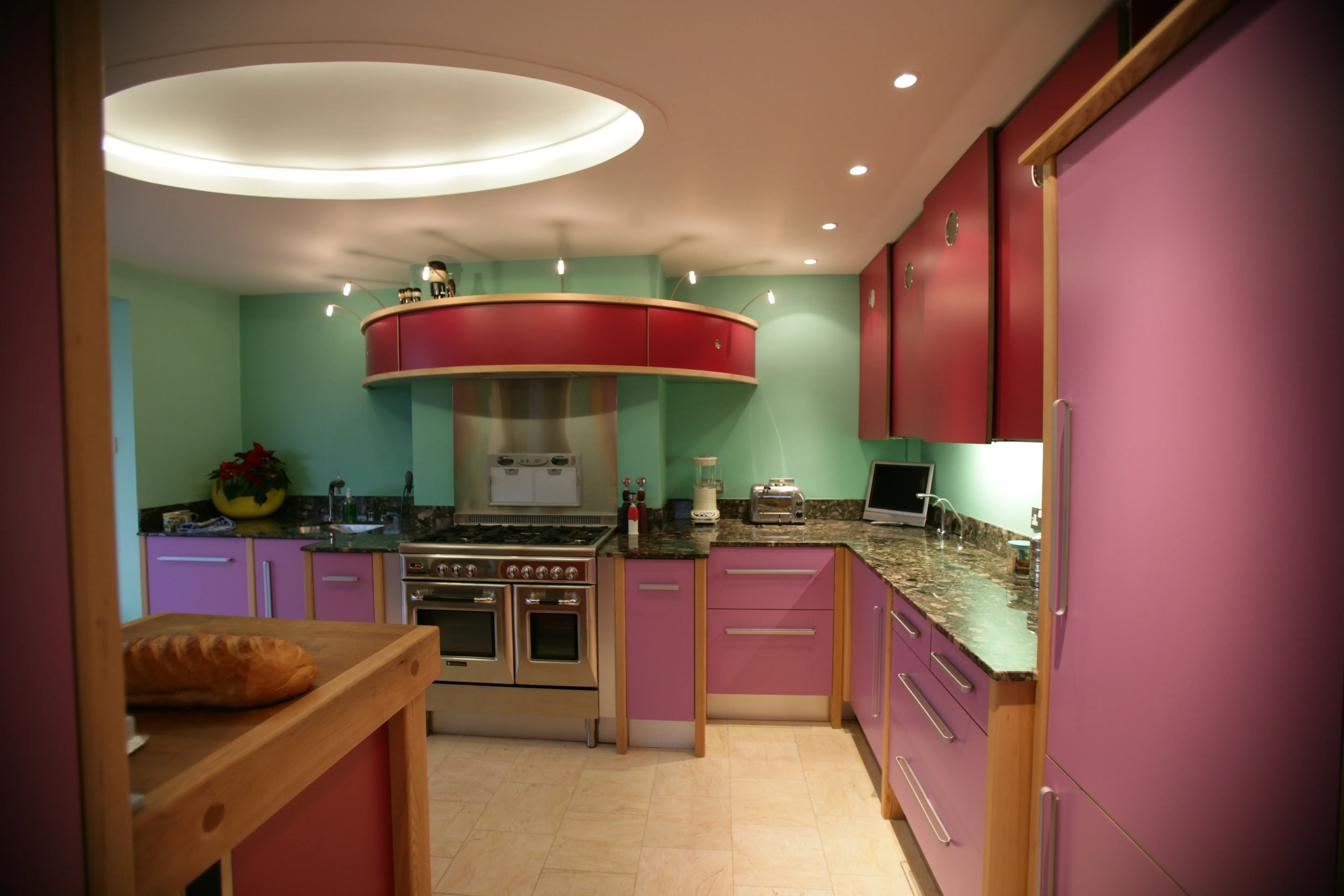 Multicoloured laminate kitchen with wraparound extractor canopy